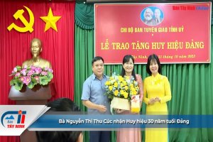 Bà Nguyễn Thị Thu Cúc nhận Huy hiệu 30 năm tuổi Đảng