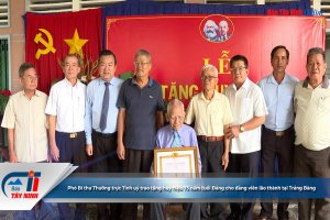 Phó Bí thư Thường trực Tỉnh uỷ trao tặng huy hiệu 75 năm tuổi Đảng cho đảng viên lão thành tại Trảng Bàng