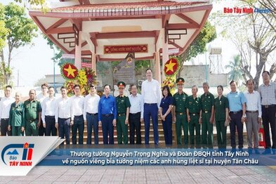 Ông Nguyễn Trọng Nghĩa và Đoàn ĐBQH tỉnh viếng bia tưởng niệm các anh hùng liệt sĩ tại huyện Tân Châu