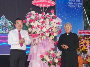 Lãnh đạo tỉnh dự lễ Giáng sinh tại giáo xứ Phong Cốc