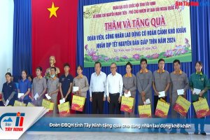 Đoàn ĐBQH tỉnh Tây Ninh tặng quà cho công nhân lao động khó khăn