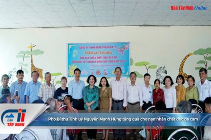 Phó Bí thư Tỉnh uỷ Nguyễn Mạnh Hùng tặng quà cho nạn nhân chất độc da cam