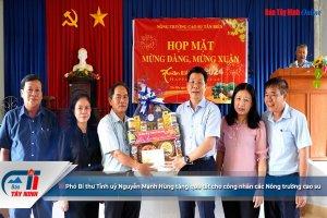 Phó Bí thư Tỉnh uỷ Nguyễn Mạnh Hùng tặng quà tết cho công nhân các Nông trường cao su