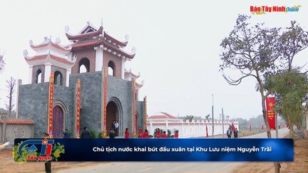 Chủ tịch nước khai bút đầu xuân tại Khu Lưu niệm Nguyễn Trãi