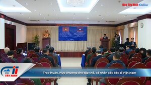 Trao Huân, Huy chương cho tập thể, cá nhân các bác sĩ Việt Nam