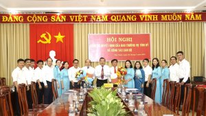 Phó Bí thư Thường trực Tỉnh uỷ trao quyết định về công tác cán bộ