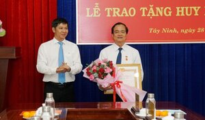 Trưởng Ban Nội chính Tỉnh uỷ nhận Huy hiệu 30 năm tuổi Đảng