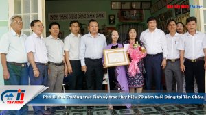 Phó Bí thư Thường trực Tỉnh uỷ trao Huy hiệu 70 năm tuổi Đảng tại Tân Châu