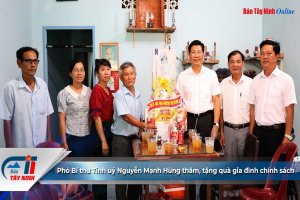Phó Bí thư Tỉnh uỷ Nguyễn Mạnh Hùng trao huy hiệu Đảng cho đảng viên tại Hoà Thành