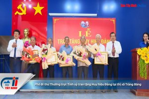 Phó Bí thư Thường trực Tỉnh uỷ trao tặng Huy hiệu Đảng tại thị xã Trảng Bàng