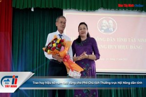Trao Huy hiệu 40 năm tuổi Đảng cho Phó Chủ tịch Thường trực Hội Nông dân tỉnh