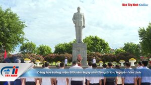 Dâng hoa tưởng niệm 109 năm Ngày sinh Tổng Bí thư Nguyễn Văn Linh