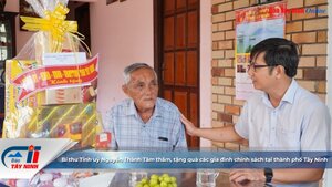 Bí thư Tỉnh uỷ Nguyễn Thành Tâm thăm, tặng quà các gia đình chính sách tại thành phố Tây Ninh