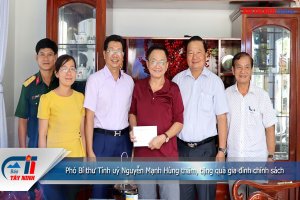 Phó Bí thư Tỉnh uỷ Nguyễn Mạnh Hùng thăm, tặng quà gia đình chính sách