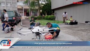 Phát giấy báo trúng tuyển đại học bằng drone