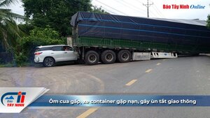 Ôm cua gấp, xe container gặp nạn, gây ùn tắt giao thông