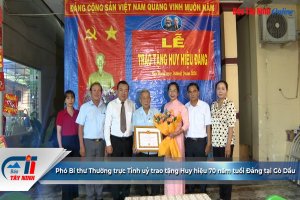 Phó Bí thư Thường trực Tỉnh uỷ trao tặng Huy hiệu 70 năm tuổi Đảng tại Gò Dầu