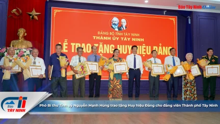 Phó Bí thư Tỉnh uỷ Nguyễn Mạnh Hùng trao tặng Huy hiệu Đảng cho đảng viên Thành phố Tây Ninh