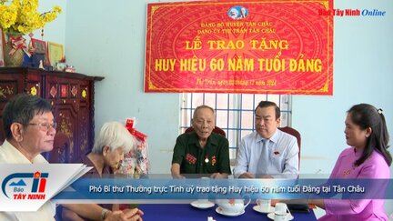 Phó Bí thư Thường trực Tỉnh uỷ trao tặng Huy hiệu 60 năm tuổi Đảng tại Tân Châu