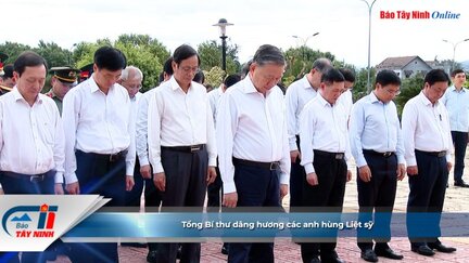 Tổng Bí thư dâng hương các anh hùng Liệt sỹ