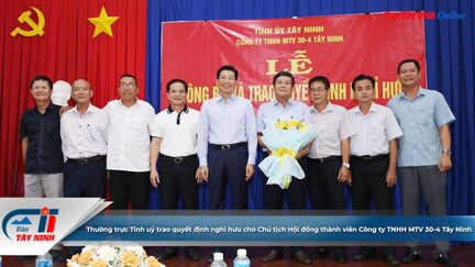 Thường trực Tỉnh uỷ trao quyết định nghỉ hưu cho Chủ tịch Hội đồng thành viên Công ty TNHH MTV 30-4 Tây Ninh