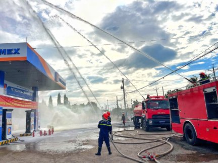 Công an thị xã Hoà Thành: Thực tập phương án chữa cháy tại Cửa hàng xăng dầu 124