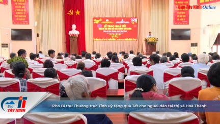 Phó Bí thư Thường trực Tỉnh uỷ tặng quà Tết cho người dân tại thị xã Hoà Thành