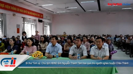 Bí thư Tỉnh uỷ, Chủ tịch HĐND tỉnh Nguyễn Thành Tâm trao quà cho người nghèo huyện Châu Thành