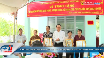 Bí thư Thành uỷ Thành phố Hồ Chí Minh Nguyễn Văn Nên tặng quà, trao nhà cho hộ nghèo huyện Châu Thành