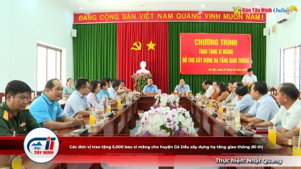 Các đơn vị trao tặng 5.000 bao xi măng cho huyện Gò Dầu xây dựng hạ tầng giao thông đô thị