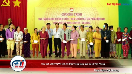 Chủ tịch UBMTTQVN tỉnh Võ Đức Trong tặng quà tại xã Tân Phong