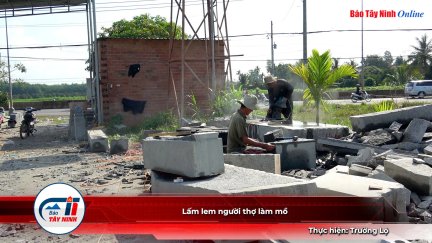 Lấm lem người thợ làm mồ