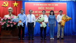 UBND tỉnh: Trao các quyết định sắp xếp tổ chức bộ máy và công tác cán bộ