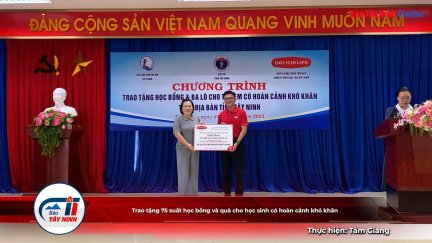 Trao tặng 75 suất học bổng và quà cho học sinh có hoàn cảnh khó khăn