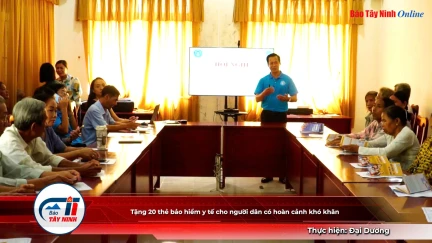 Tặng 20 thẻ bảo hiểm y tế cho người dân có hoàn cảnh khó khăn