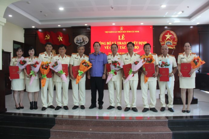 Viện Kiểm sát nhân dân tỉnh trao quyết định về công tác cán bộ