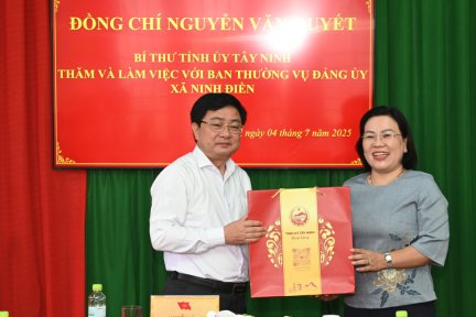 Bí thư Tỉnh ủy - Nguyễn Văn Quyết: Tặng quà người dân xã Ninh Điền
