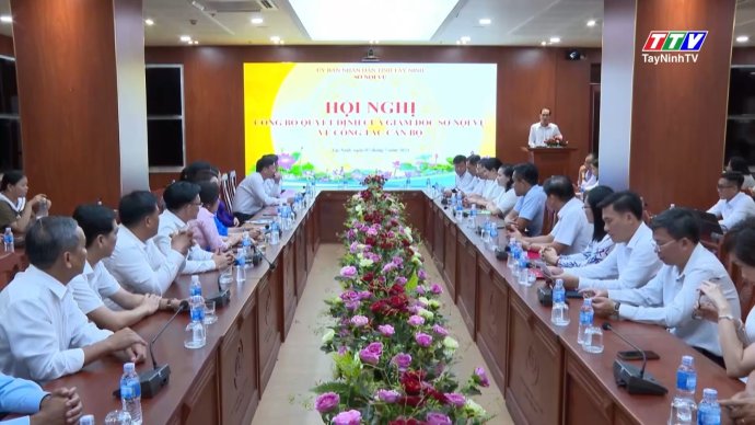 Sở Nội vụ trao quyết định về công tác cán bộ