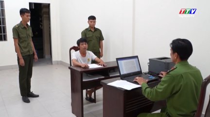 Vận động đối tượng dùng dao chém người gây thương tích ra đầu thú