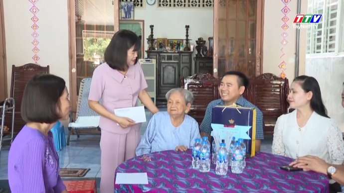 Thường trực HĐND tỉnh làm việc, thăm và tặng quà gia đình chính sách