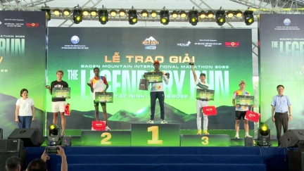 Trao giải BaDen Mountain International Marathon 2025