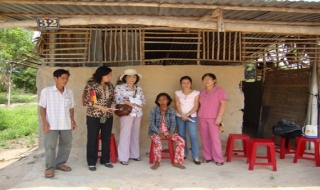 Hội LHPN Tân Châu: Tặng quà cho chị em có hoàn cảnh khó khăn