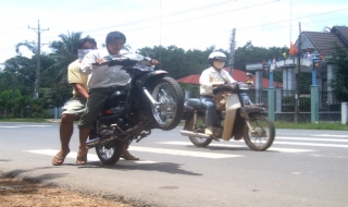 Vấn nạn “Yêng hùng trên đường phố”