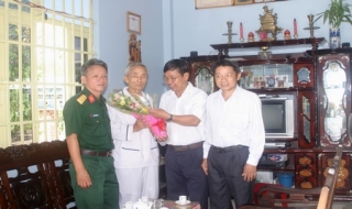 Châu Thành: Thăm và tặng quà các cựu chiến binh Điện Biên Phủ