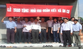 Châu Thành: Bàn giao 8 căn nhà ĐĐK cho người nghèo