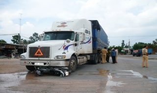 Va chạm xe container, một người bị thương