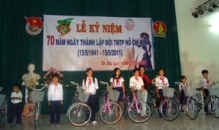 HĐĐ huyện Tân Châu: Tặng 10 xe đạp cho đội viên nghèo
