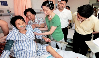 Tự dùng dao cắt dạ dày của mình