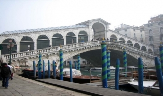 Cầu đá Rialto, Italy – điểm hẹn lý tưởng của đôi lứa yêu nhau