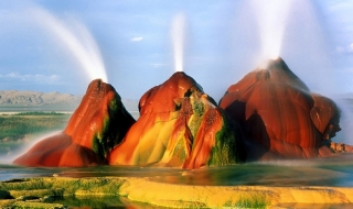 Vẻ đẹp kỳ lạ giếng phun nước khổng lồ Fly Geyser ở Mỹ